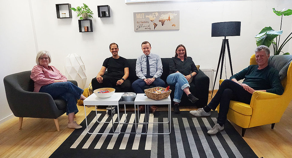 Fünf Personen bei Gesprächsrunde zur Stärkung der Jugendhilfe